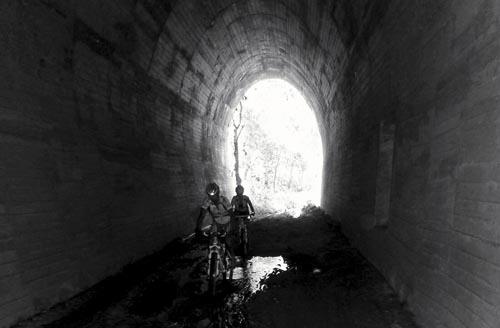 Túnel abandonado é um dos destaques da competição, no qual os atletas irão pedalar com pouca luz natural / Foto: Divulgação