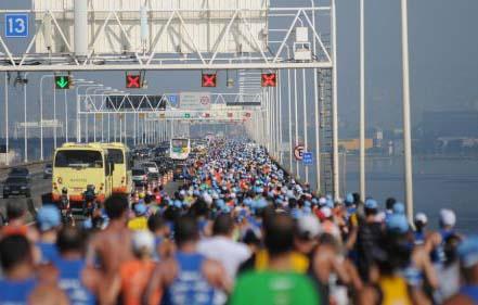 Após mais de 20 anos de interrupção, a Corrida da Ponte Sedex voltou a movimentar os apaixonados por corrida de rua em 2011 / Foto: Divulgação 
