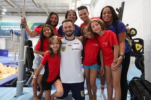 Por meio de uma ação do Comitê Olímpico Brasileiro (COB), participantes de várias categorias visitaram as instalações e tiveram contato com atletas de alto nível / Foto: Ricardo Bufolin/CBG
