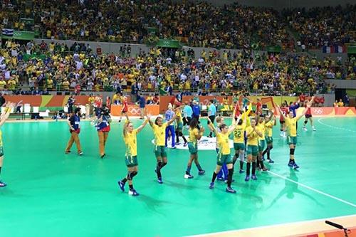 Empurrada pelo público, equipe brasileira inicia Rio 2016 com vitória de 31 a 28 sobre a Noruega / Foto: Alexandre Massi/COB