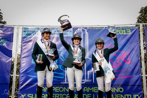 Pódio 100% brasileiro na categoria Junior: Giulia,  ouro, Bianca, prata, e Alberto, bronze / Foto: CBH 