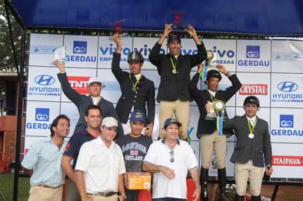 Vencedores do mini GP comemoram no alto do pódio / Foto:  Duílio / Tupa Vídeo