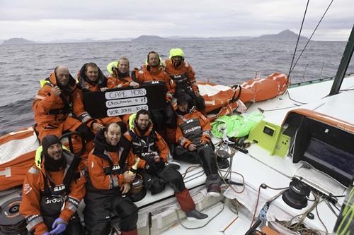 Tripulantes do barco Groupama após passagem pelo Cabo Horn / Foto: Yann Riou / Groupama