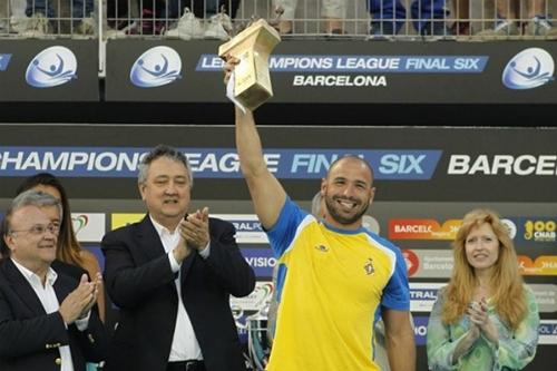 Felipe Perrone, com o troféu de MVP da Liga dos Campeões da Europa de polo aquático / Foto: Divulgação / Liga dos Campeões da Europa