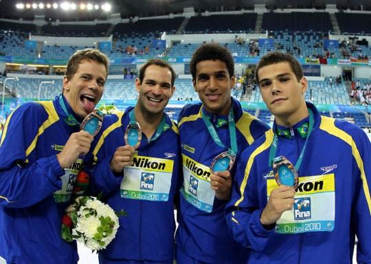 O quarteto brasileiro em Dubai com o bronze após a final do Revezamento 4x100m livre / Foto: Divulgação CBDA