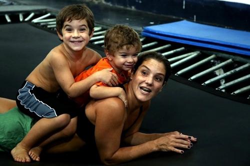  Juliana e os dois filhos: Pedro e Tiago / Foto: Satiro Sodré / SSPress