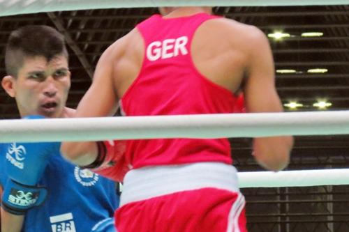 Julião observa adversário que o derrotou em 2013; nesta sexta, brasileiro venceu revanche / Foto: Esporte Alternativo