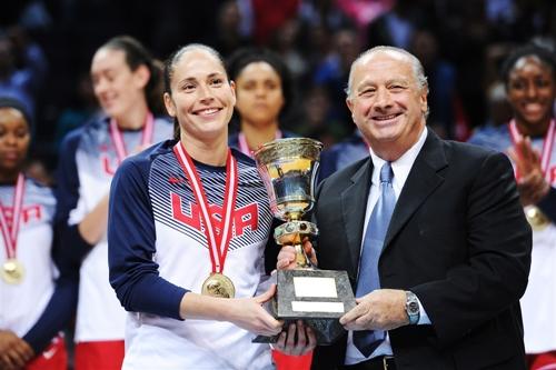 Capitã dos Estados Unidos, a armadora Sue Bird recebe o troféu de campeã da Copa do Mundo / Foto: FIBA