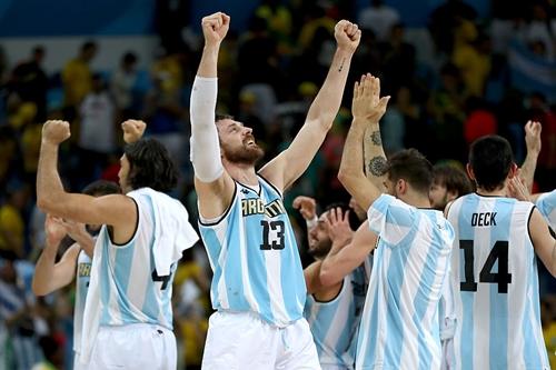 Argentinos celebram vitória suada / Foto: Elsa / Getty Images