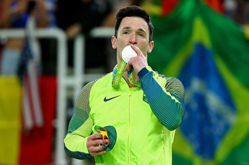 Diego se emociona ao receber medalha / Foto: Alex Livesey / Getty Images Diego se emociona ao receber medalha / Foto: Alex Livesey / Getty Images