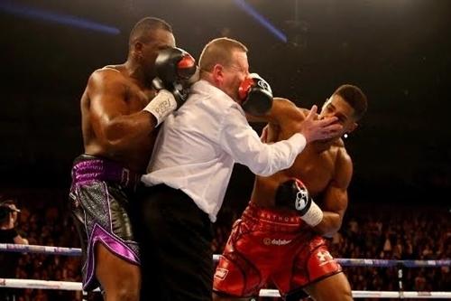 Árbitro apanha durante luta de boxe / Foto: Getty Images