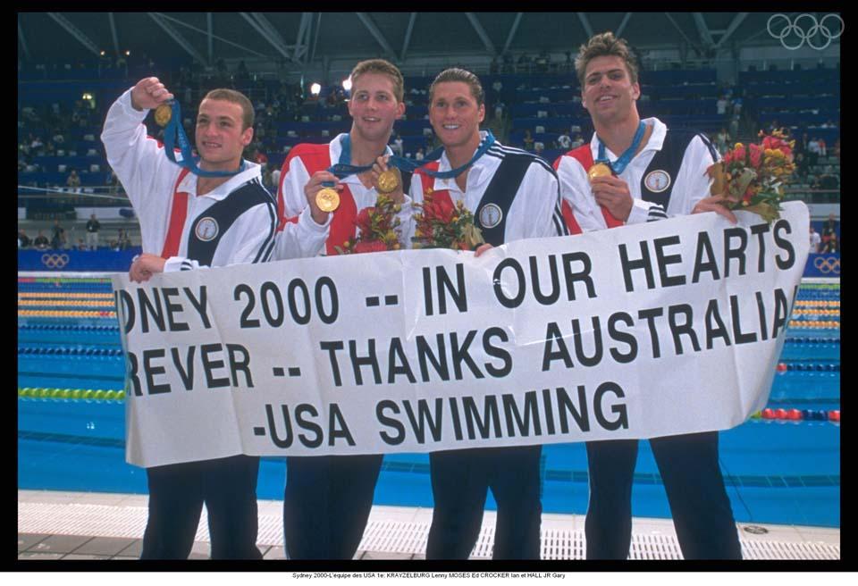 Equipe australiana posa com faixa em agradecimento à torcida Australiana / Foto: Olympics / IOC