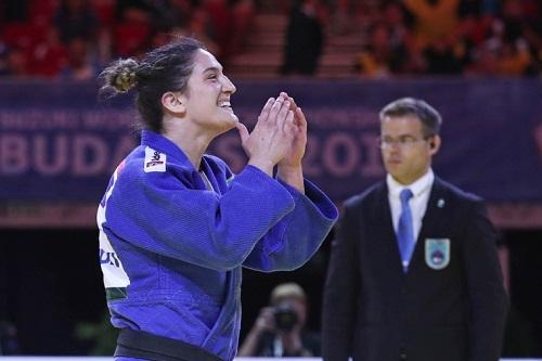 Brasileira derrota japonesa Mami Umeki e se torna a primeira mulher do país com dois ouros em Mundiais Sênior / Foto: Marina Mayorova/IJF