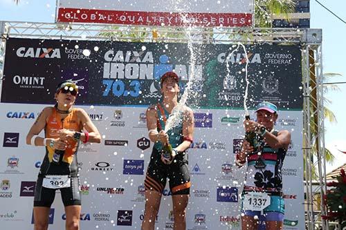 Vanessa (BRA/F3539) venceu ao completar os 1,9km de natação, 90 km de ciclismo e 21,1 km de corrida com o tempo de 4h22min03seg / Foto: Fábio Falconi/Unlimited Sports