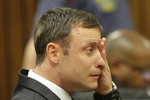 Oscar Pistorius chora durante seu julgamento no ano passado / Foto: Getty Images