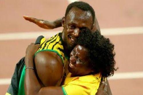 Usain Bolt abraça sua mãe / Foto: Divulgação / IAAF