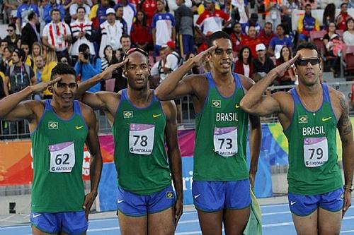 Atletas do 4x100 m comemoram índice / Foto: Washington Alves / Inovafoto / COB
