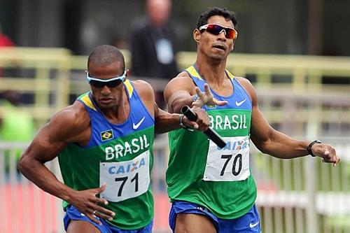 Anderson e Pedro no revezamento 4x400 m em 2013 / Foto: Wagner Carmo / CBAt