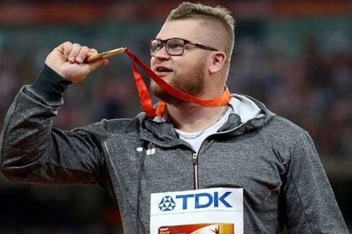 Pawel Fajdek e sua medalha / Foto: Getty Images