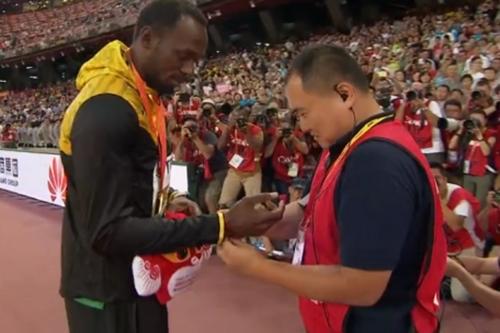 Tao coloca pulseira da amizade em Bolt, como presente / Foto: Reprodução