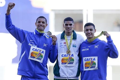 Lucas, ouro no Troféu Brasil, entre Hugo Balduino e Alexander Russo / Foto: Marcello Zambrana/CBAt