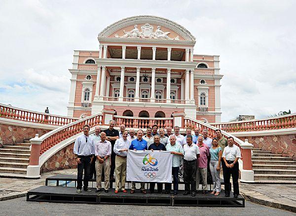 Amazonino, Gesta, Nuzman e dirigentes de entidades olímpicas em frente ao Teatro Amazonas / Foto: Cesar Catingueira/CBAt
