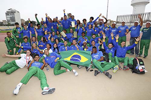 Grupo comemora título sul-americano para o Brasil em Lima   / Foto: Wagner Carmo / CBAt