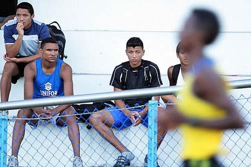 Mauro é observado pelos jovens atletas / Foto: Wagner Carmo/CBAt
