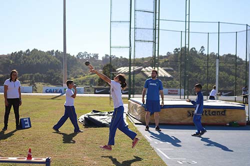 Arremesso do peso no Atletismo na Escola   / Foto: Maiara Batista/CBAt