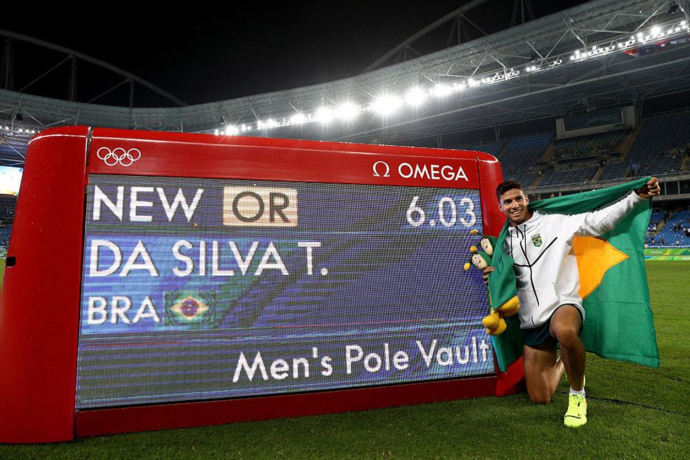 Thiago Braz ao lado do novo recorde olímpico / Foto: Thiago Braz no salto que valeu a medalha de ouro / Foto: Paul Gilham/Getty Images
