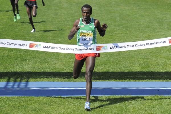 O etíope Imana Marga ganhou a medalha de ouro na prova masculina adulta do Campeonato Mundial de Cross Country / Foto: IAAF Divulgação
