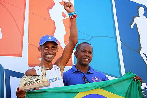 Giovani dos Santos e o herói olímpico Arnaldo de Oliveira / Foto: Divulgação)