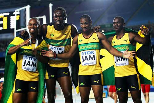  Frater, Bolt, Blake e Carter da Jamaica comemoram novo recorde mundial na final masculina de Revezamento 4x100m / Foto: Getty Images