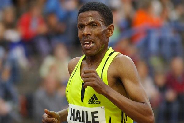 onsiderado um dos maiores corredores da história, Haile Gebrselassie, aos 38 anos, venceu a Maratona de Nejmegen, na Holanda, neste sábado, 20 de novembro / Foto: Divulgação