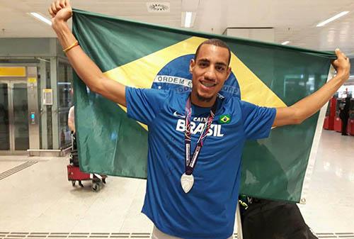 Almir Junior, prata no triplo no Mundial Indoor / Foto: Fernando Reis/CBAt
