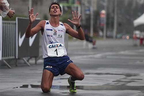 Caio Bonfim comemora a vitória na linha de chegada / Foto: Marcelo Ferrelli/CBAt