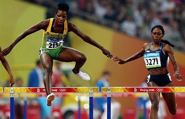 Sheena Tosta (direita) é a grande rival da campeã olímpica Melaine Walker (à esq.) / Foto: Getty Images/IAAF
