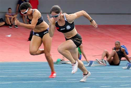 Franciela (direita) correu os 100m em 11s15 / Foto: Tião Moreira / ZDL