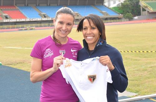 Kelly Holmes recebe camisa do São Paulo de Maurren / Foto: Paulo Chi Ho Li / ZDL
