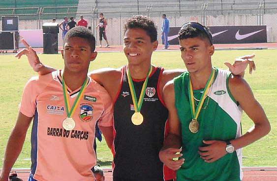 A partir da esq: Joseilton Cunha (prata), Maicon Almeida Santos (ouro) e Alex Sandro Jesus de Oliveira (bronze) no pódio dos 800 m / Foto: Maiara Batista/CBAt