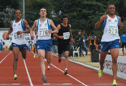 Kleberson Davide (direita) atinge índice A da IAAF nos 800m rasos / Foto: E.C. Pinheiros