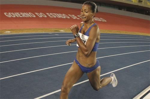 Simone Alves, que bateu o recorde sul-americano dos 5.000m durante a inauguração da nova pista, será um dos destaques da competição / Foto: Fernanda Paradizo / ZDL