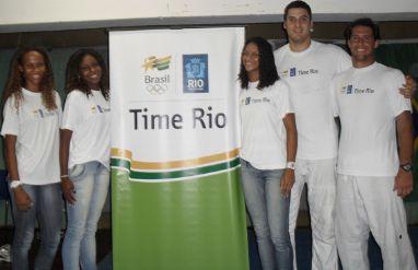 Cinco atletas do Time Rio apresentaram o poder de transformação do esporte a alunos da Escola Municipal Pedro Aleixo, na Cidade de Deus / Foto: Divulgação COB
