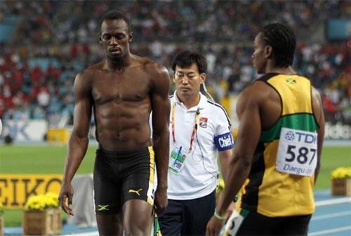 Após ser desclassificado, Usain Bolt, mostrou-se muito desapontado, cobriu sua cabeça com a sua camisa, ficou andando de um lado para o outro, até se conformar com o erro que havia cometido  / Foto: Getty Images/IAAF