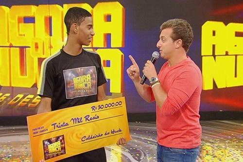 Atleta do badminton recebe prêmio na TV / Foto: Globo.com