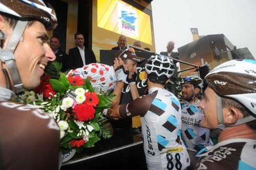 Campeão da 8ª etapa, francês Kadri é cumprimentado pelos seus colegas durante o pódio no Tour de France / Foto: © ASO / B.Bade