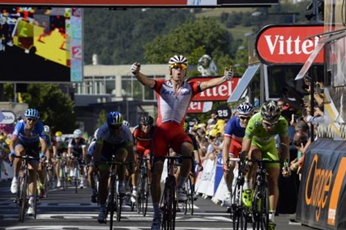 Kristoff comemora vitória, com Sagan logo atrás / Foto: ASO / Presse Sports