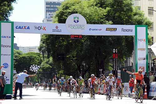 Final emocionante na Copa da República de Ciclismo 2013 / Foto: Sérgio Shibuya/MBraga Comunicação