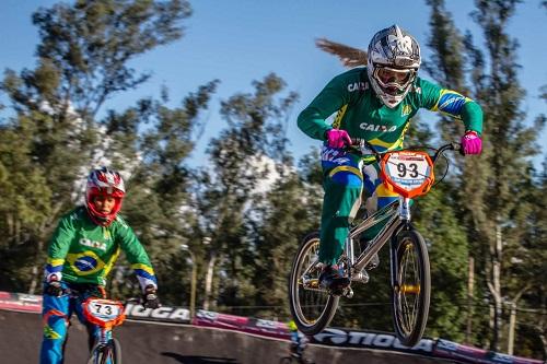 Dupla de atletas Shimano está em Medelim, na Colômbia, com a seleção brasileira de BMX / Foto: Craig Dutton/CBC