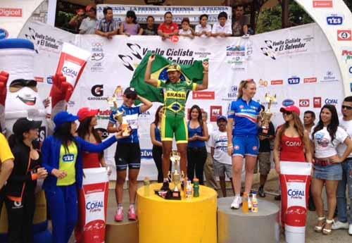 Depois de conquistar a sétima colocação na sexta e última etapa, a brasileira Clemilda Fernandes se consagrou campeã da Vuelta a El Salvador / Foto: Divulgação CBC